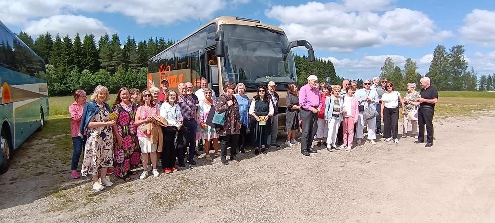 Kesäteatterimatka Ränssin kievariin 10.7.2025. Syötiin herkullinen lounas ja katsottiin "Aikuinen nainen" eli musiikkinäytelmä Paula Koivuniemestä. Sää vaihteli auringosta tuuliseen. Kannatti lähteä, oli taas kaikin puolin onnistunut reissu. Kiitos kaikille mukana olleille ja ennen kaikkea matkakerhon vetäjille.
