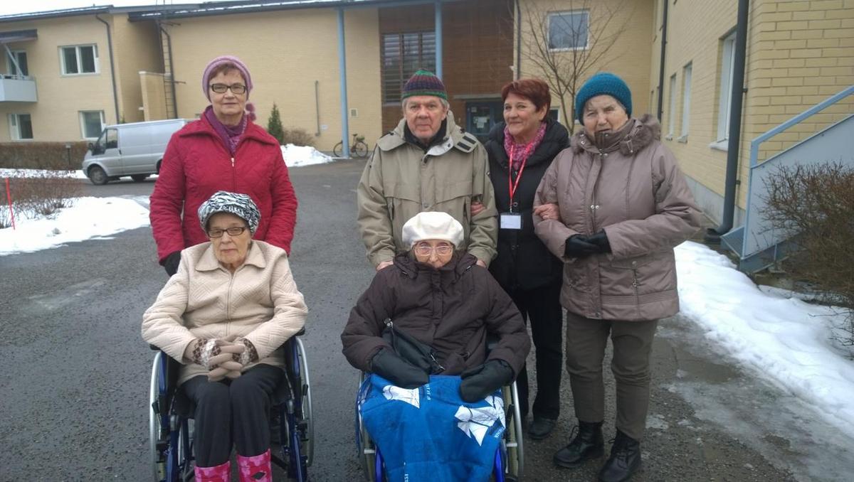K s kynkk Ryhm K vi Paukkulakodissa Ulkoiluttamassa Vanhuksia 8 3 