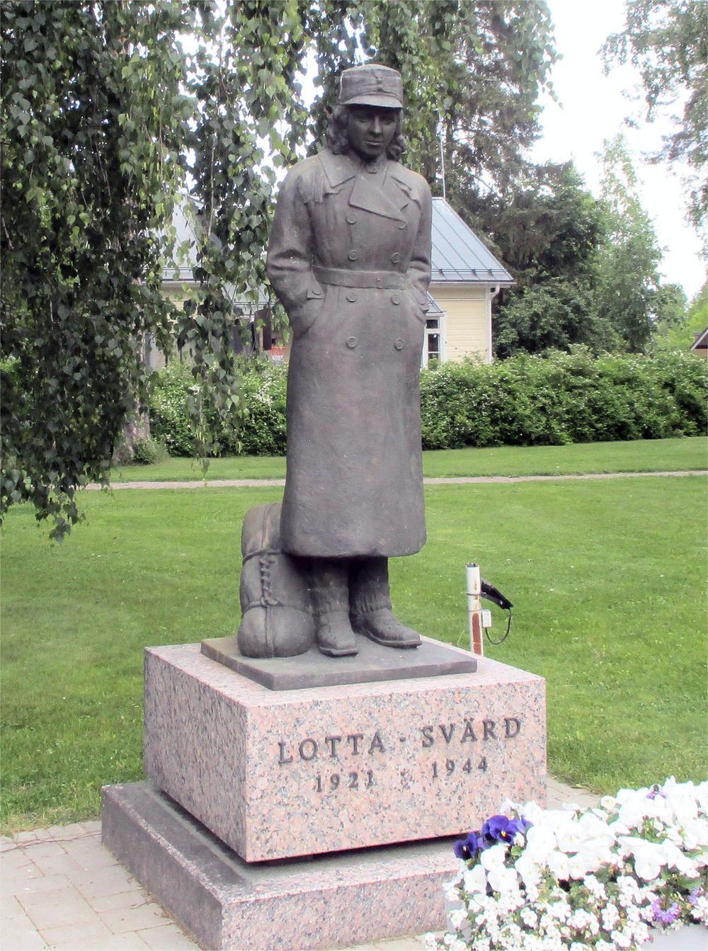 Lotta Svärd patsas.