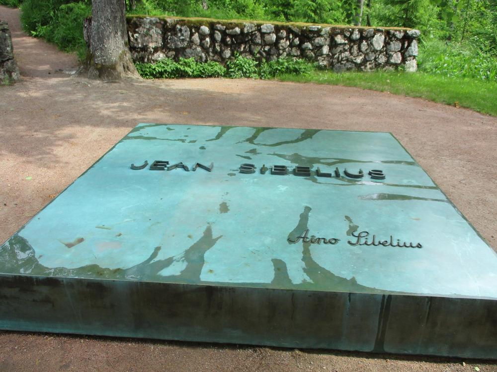 Sibeliusten hauta puutarhassa. 