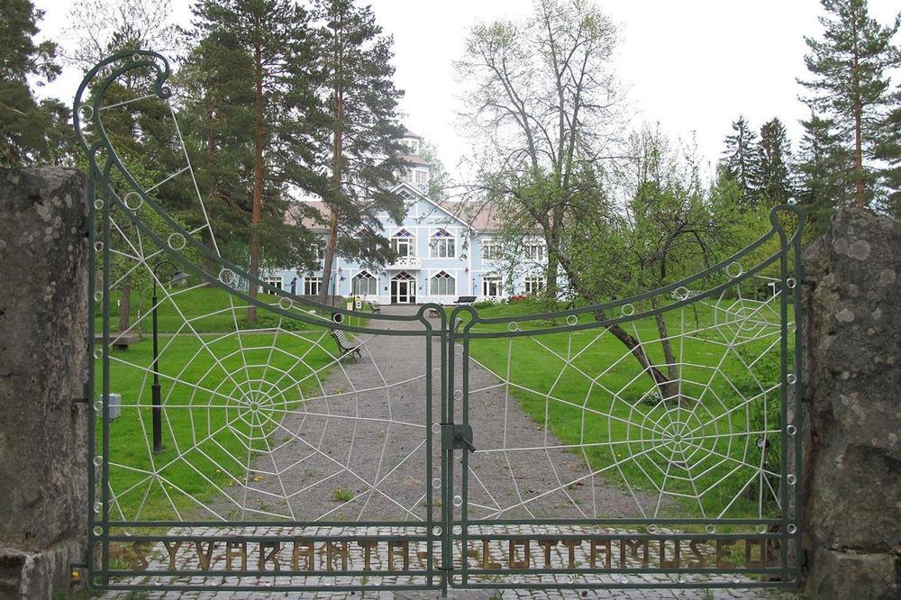 Lottamuseo ja hämähäkinverkkoportti.