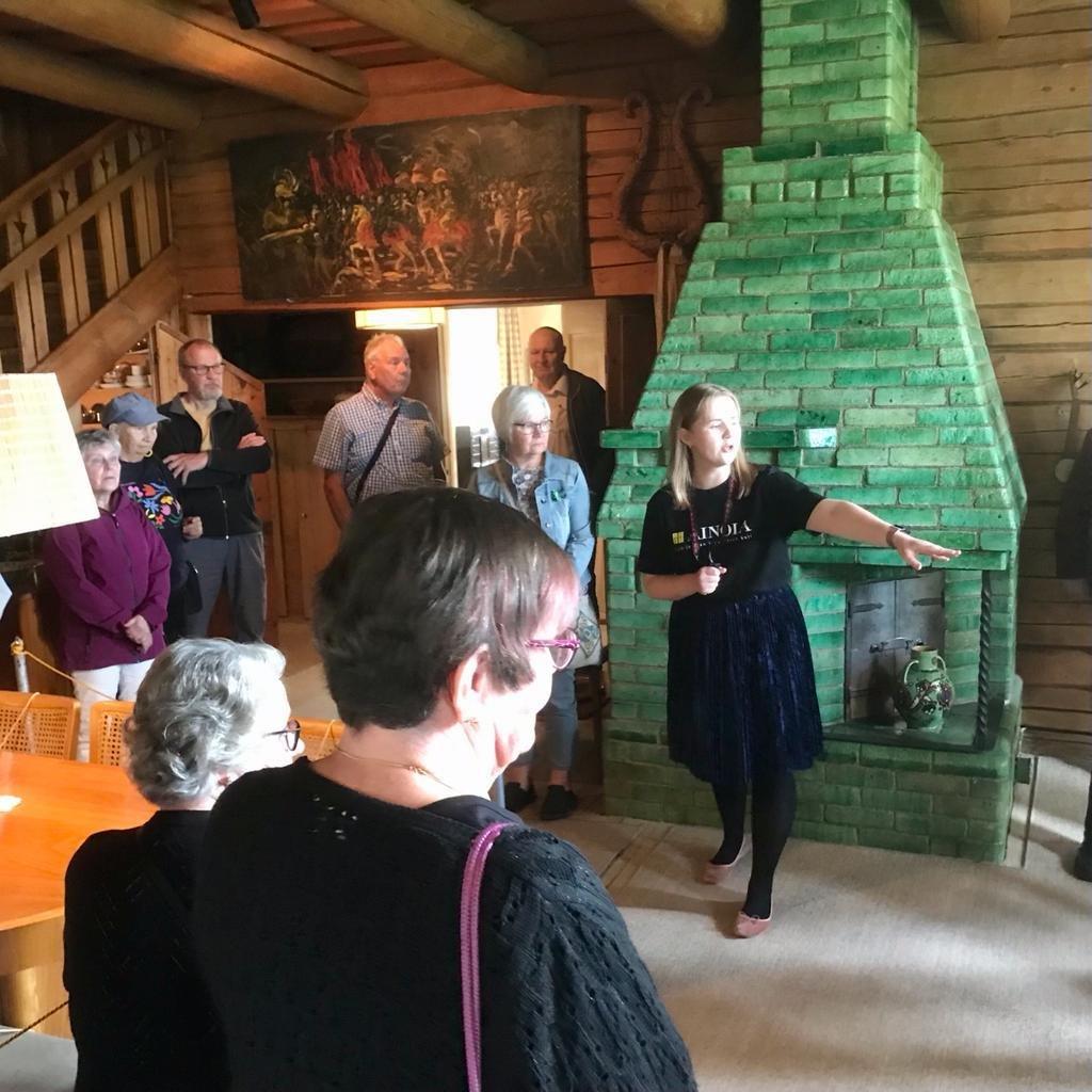 Ainolan ruokasalin vihreä takka.