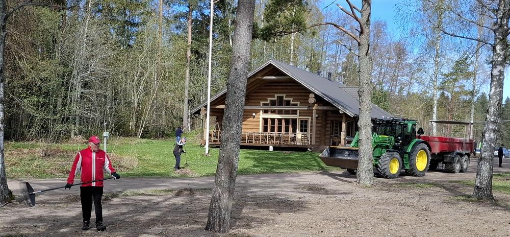 7.5.2026 Haravat heilui Lepolan pihalla ja puhdasata tuli. Klikkaamalla kuvaa näetlisää kuvia talkoista.
