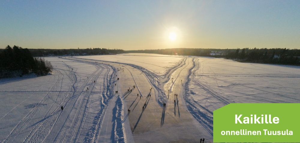Tuusulan järvi laiturilta kuvattuna seesteisessä auringonlaskussa. Moderni kulttuuritalo Monio Hyrylän keskustassa. SIsäkuva Moniosta, joka on maamme ensimmäinen 3-kerroksinen hirsikoulu ja ylipäätään yksi isoimmista hirrestä ltoteutetuista suomalaisista julkisista rakennuksista. Erivärisiä Lampaita suojakatoksessa. Tuusulan kirkon kellotapuli kauniina kesäpäivänä. Ihmisiä kokoustamassa.