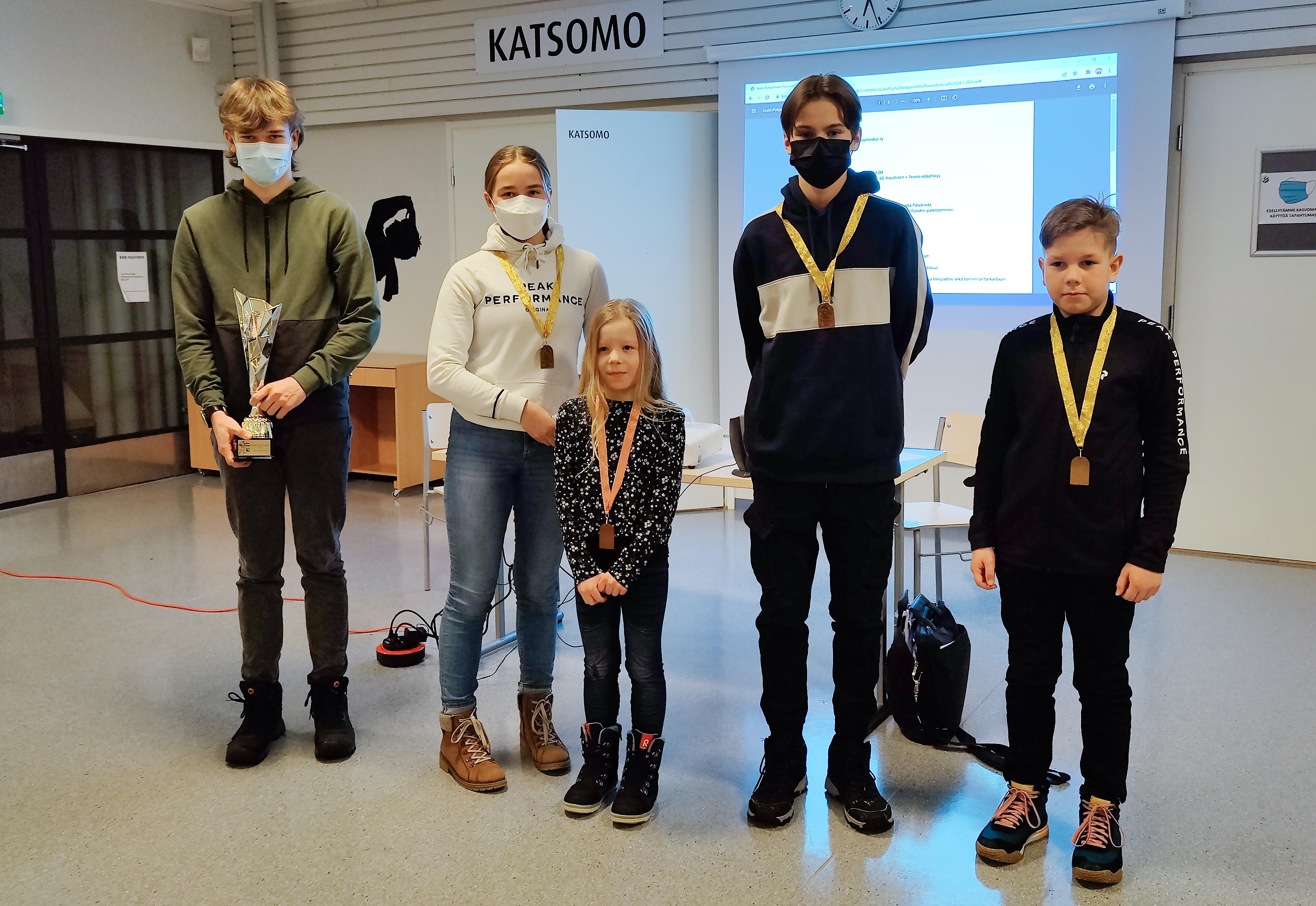 Kuvassa vuoden suunnistaja Rasmus Huhtamäki (PieHi) sekä Kompassi-cupin mitalisteista Liina-Maija Hietala (KP-V), Nelli Hyväluoma (VetU), Niklas Anttila (KP-V) ja Frans Harju (KP-V).