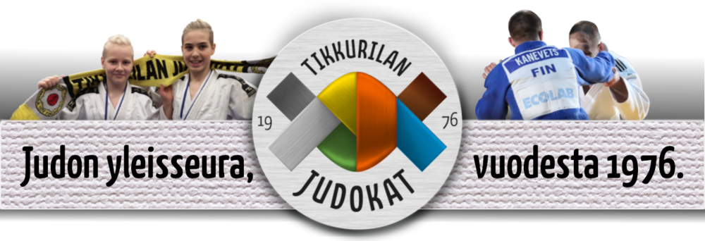 Tikkurilan Judokat -banneri, jossa lukee valkoiseen judovyöhön kirjailtuna  "Judon yleisseura, vuodesta 1976." Bannerin keskellä on seuran logo ja sen molemmin puolin on seuran eri ikäisiä kilpailijoita.