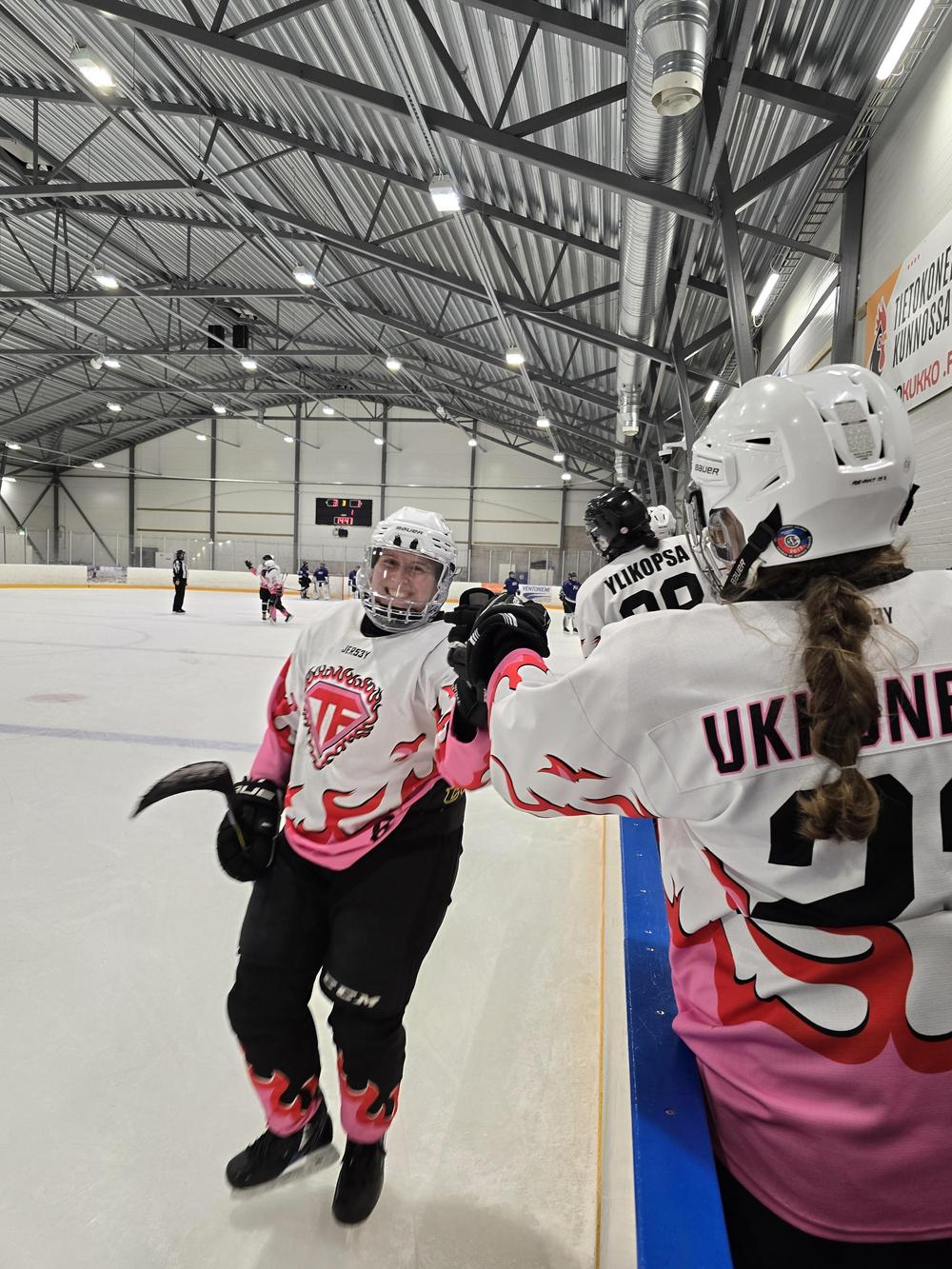 Team Flames joukkuekuva vaihtoaitiossa
