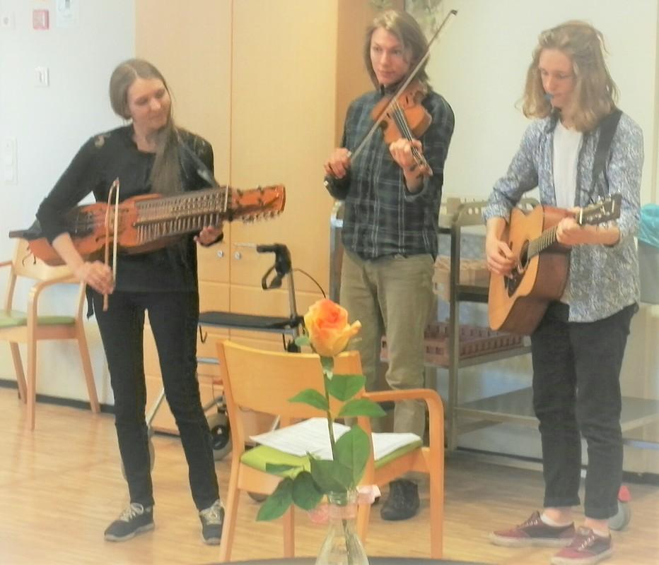 Pelimanniyhtye Viuselit Muistikahvilan kevätkekkereissä 23.5.2019.