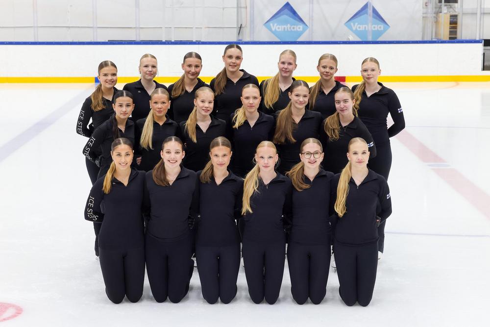 Ice Steps -joukkueen luistelijat poseeraavat kuvassa.