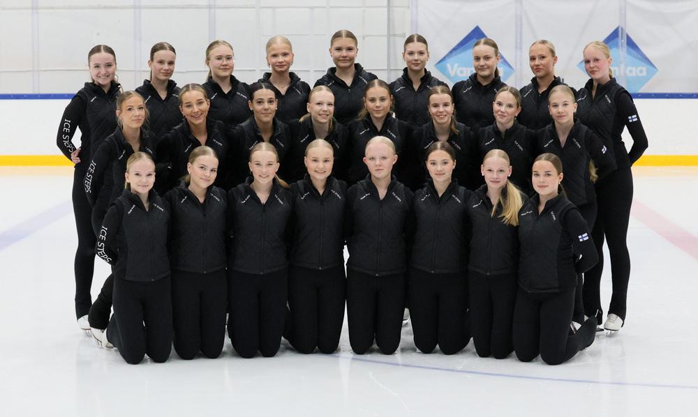 Ice Steps -joukkueen 25 luistelijaa poseeraavat kuvassa mustissa harjoitusvaatteissaan jäällä.