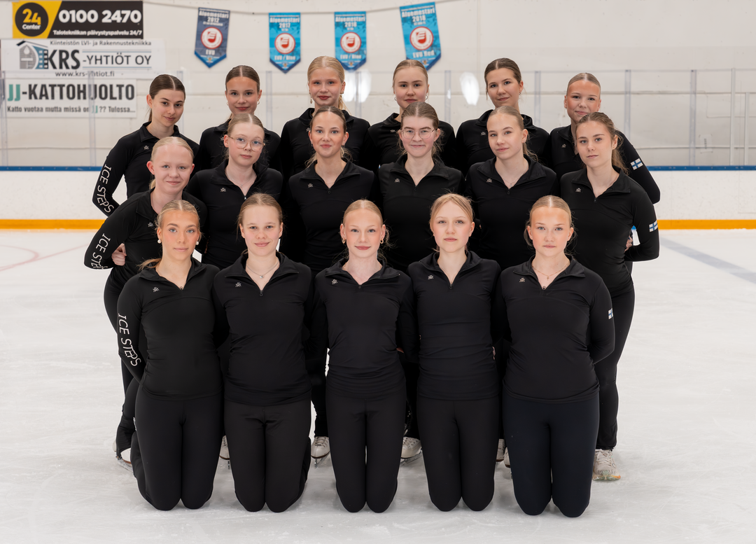 Ice Steps -joukkueen luistelijat poseeraavat kuvassa mustissa harjoitusvaatteissaan jäällä.