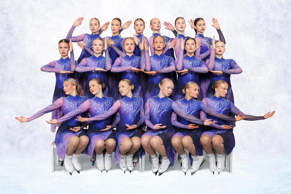 Ice Steps -joukkue vapaaohjelmapuvuissa