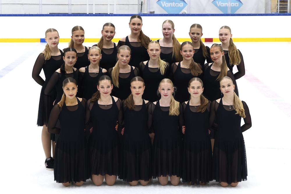 Ice Steps -joukkueen luistelijat poseeraavat kuvassa.