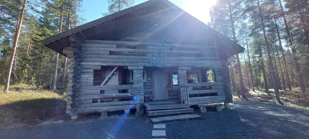 Kelotupa on kodikas tupamökki Rukaveden rannalla.
