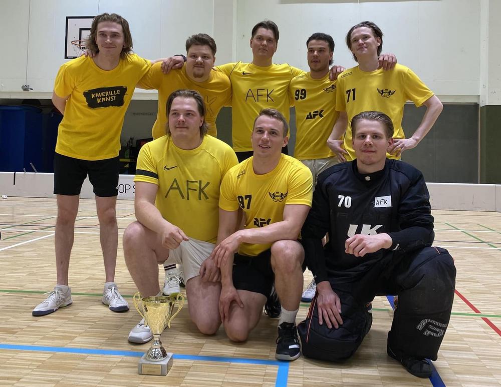 Vuoden 2025 voittajajoukkue AFK pokaalin kanssa turnauksen päätyttyä.