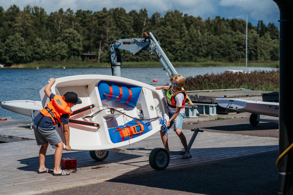 Yhdessä tekemistä ja toisten auttamista Rauman Purjehdusseuran lasten ja nuorten treeneissä