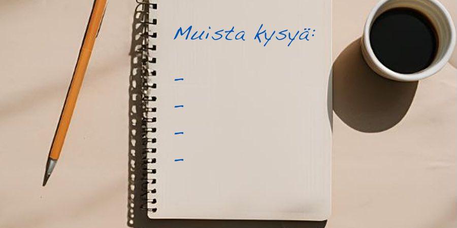 Pöydällä on kahvikuppi, muistiinpanovihko sekä keltainen kynä. Vihkoon on kirjoitettu "Muista kysyä" sekä tehty sen alle ranskalaisilla viivoilla lista.