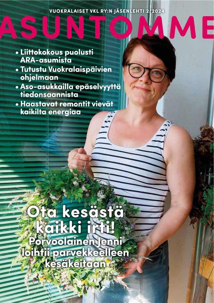 2/2024 Asuntomme-lehden kansikuva, jossa nainen seisoo valko-sini raidallisessa topissa ja farkkuhameessa hymyillen pitäen käsissään vihreää kasvikranssia.
