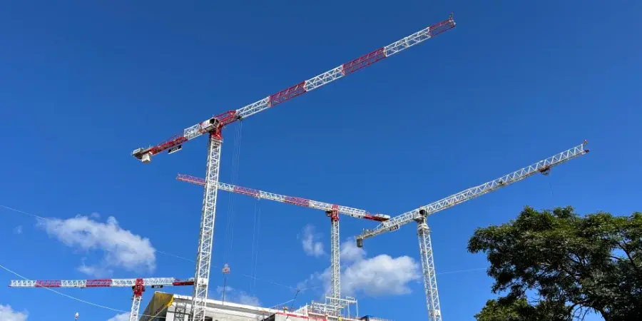 Nostokurkia talotyömaan yllä kaupungissa.