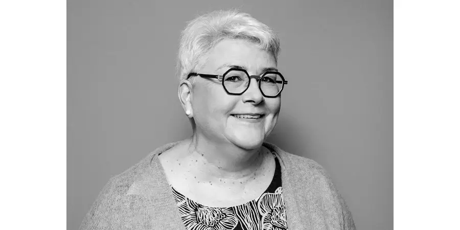 Vuokralaiset ry:n toiminnanjohtaja Anne Viita hymyilemässä kameralle.
