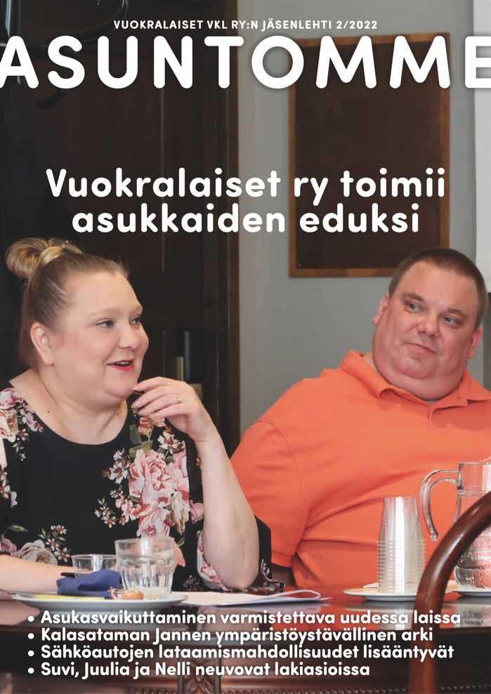 2/2022 Asuntomme-lehden kansikuva, jossa istuvat hymyillen pöydän äärellä Vuokralaiset r:n puheenjohtaja Kymäläinen ja varapuheenjohtaja Auersalmi.