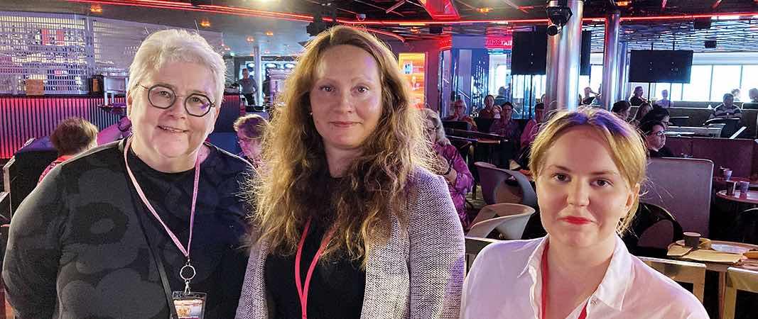 Anu Karjalainen, Anne Viita ja Vilma Pihlaja Vuokralaispäivillä laivan kokoustilassa. 