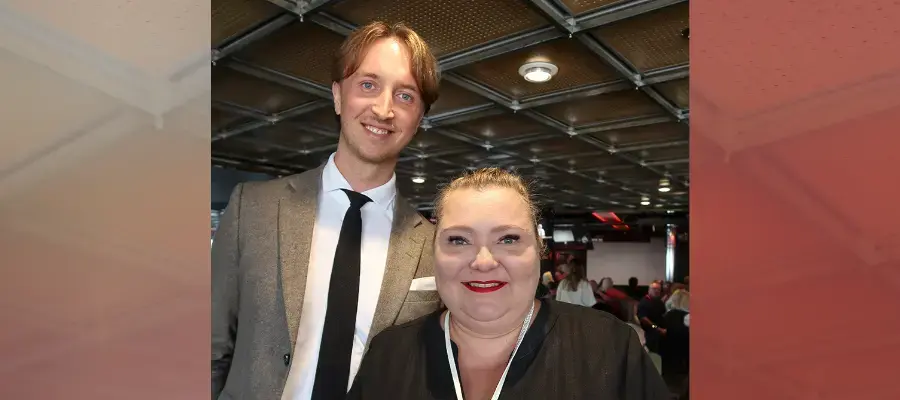 Suna Kymäläinen ja Ilmari Nurminen seisovat hymyillen vierekkäin.