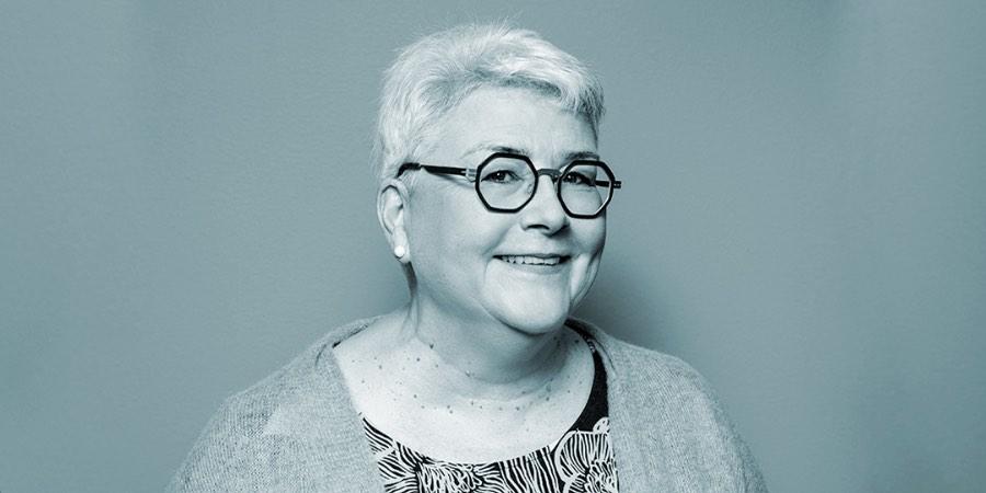 Vuokralaiset ry:n toiminnanjohtaja Anne Viita hymyilemässä.