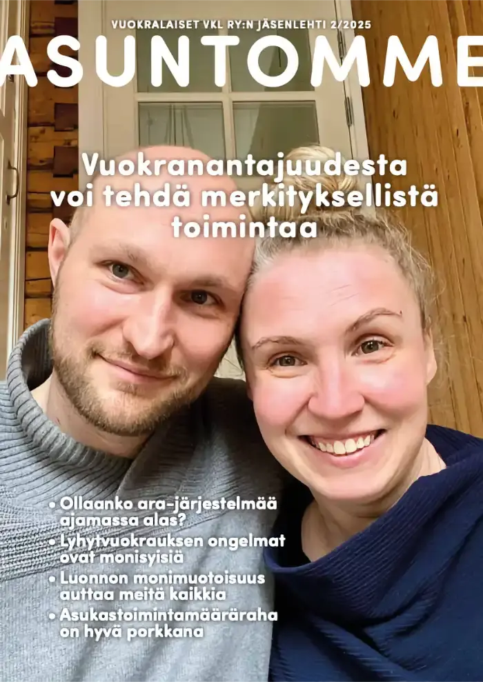 2/2025 Asuntomme-lehden kansikuva, jossa mies ja nainen seisovat aivan läheikkäin hymyillen kameraan katsoen. 