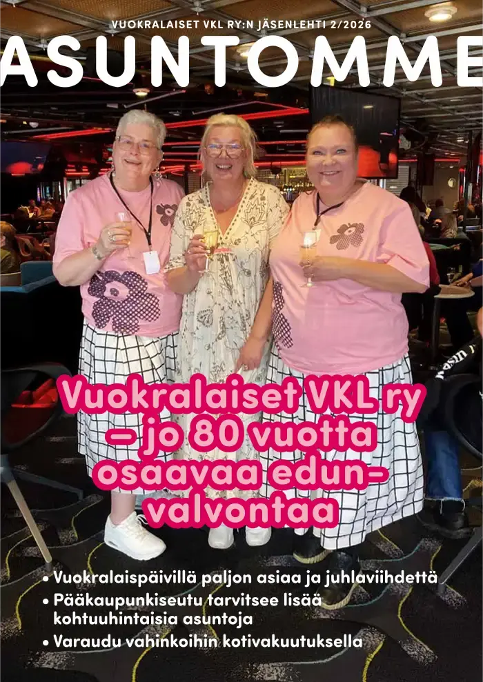 2/2026 Asuntomme-lehden kansikuva, jossa Vuokralaiset ry:n puheenjohtaja Suna Kymäläinen, näyttelijä ja vuorovaikutusvaikuttaja Sari Siikander sekä Vuokralaiset ry:n toiminnanjohtaja Anne Viita poseeraavat hymyillen kuohuviinilasit käsissään.