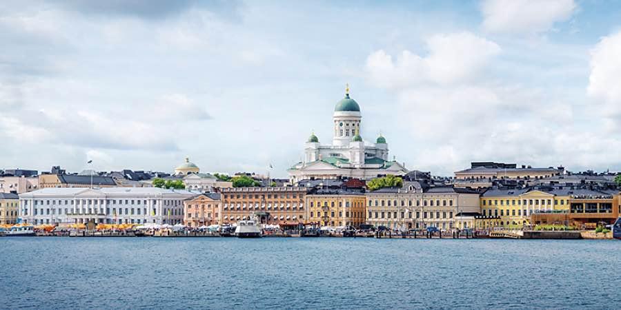 Helsingin suurkirkon ja kauppatorin puoleisen kaupungin siluetti mereltä päin kuvattuna. 