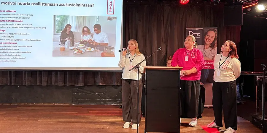 HOASin asukasyhteistyöelimen puheenjohtaja Noora Suomalainen, asumisneuvoja Riikka Pasanen sekä asumisneuvonnan ja asukastoiminnan koordinaattori Iiris Järviniemi lavalla Vuokralaispäivillä.