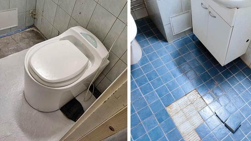 Kylpyhuone, jonka sinisiä lattialaattoja on irronnut ja asiaa on ryhdytty remontoimalla korjaamaan.