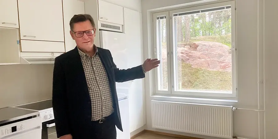 Espoon Asunnot Oy:n toimitusjohtaja Jaakko Kammonen seisomassa tyhjän asunnon keittiössä.
