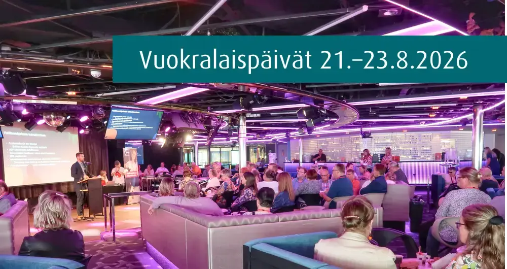 Tukholman rannikon kaupunkimaisemaa sekä kaksi käsissä pideltyä kännykkää, joiden ruudulla näkyy kuvat seminaariauditoriosta sekä Tukholmassa sijaitsevan sillan kultaisesta yksityiskohdasta.