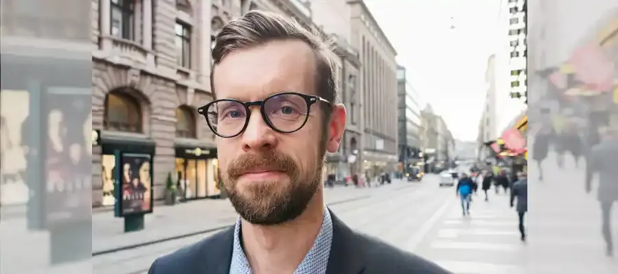 Tommi Laanti seisoo Helsingin Aleksanterinkadulla.