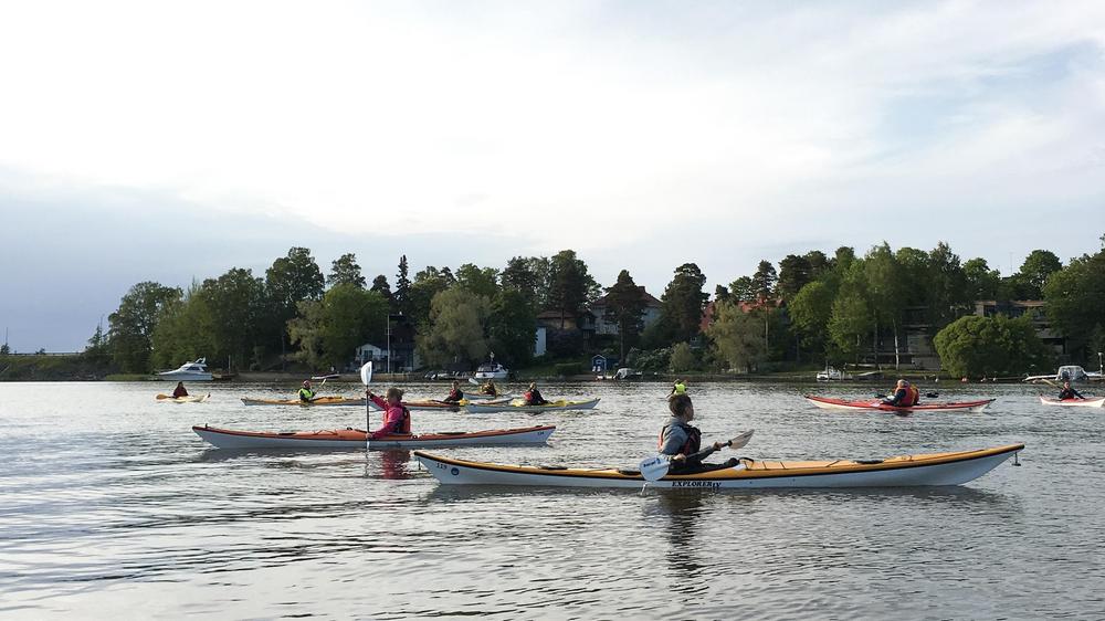 HeMe beginners to practice kayaking techniques