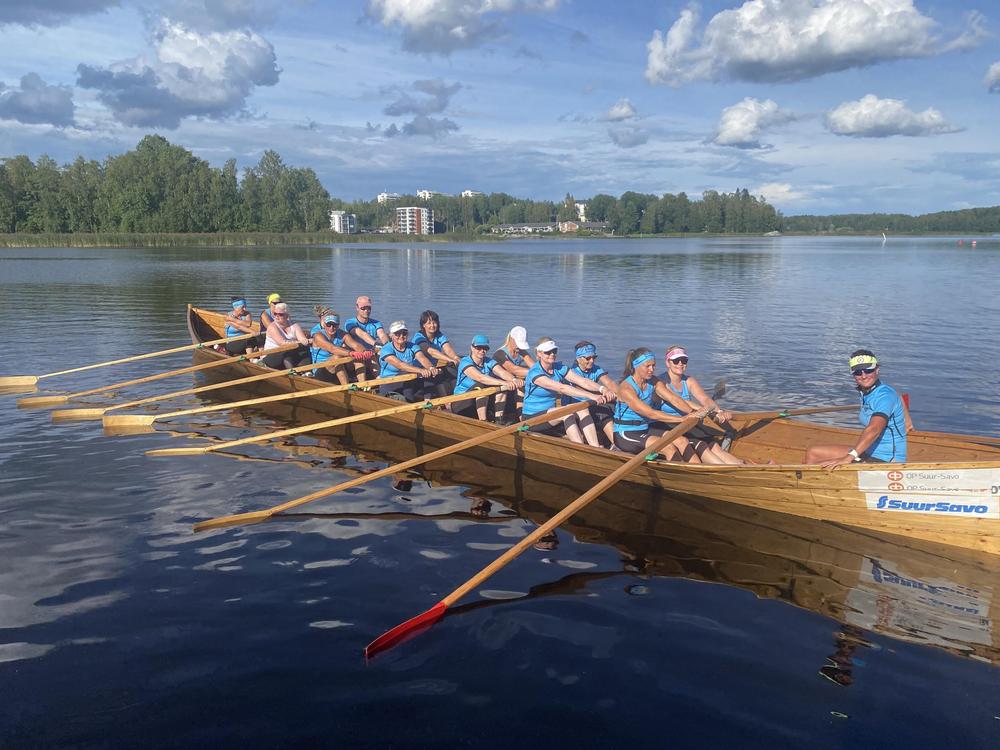Mikkelin Soutajia soutamassa isossa kirkkoveneessä. 