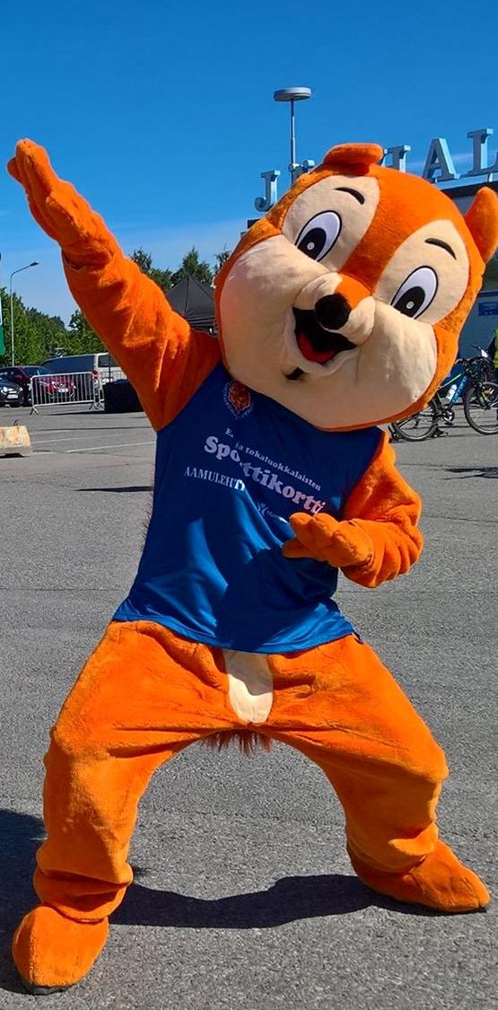 Hämeen Liikunta ja Urheilu ry:n maskotti, Touho-orava, joka on pukeutunut Sporttikortti-liiviin.