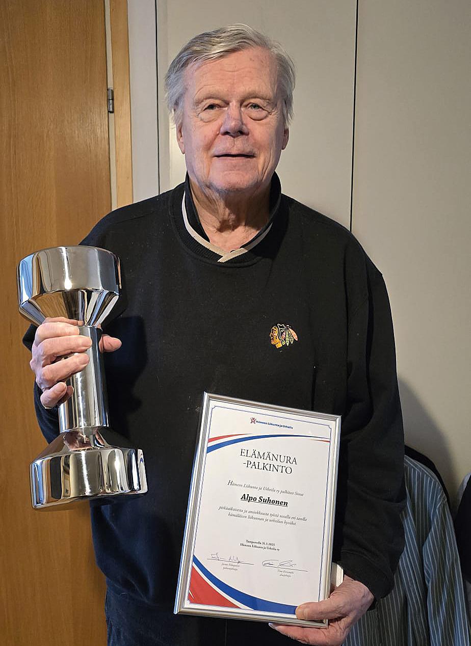 Elämänura ja Uno-palkinto 2024 ALPO SUHONEN (Alpon puolesta palkinnon nouti Jukka Rantanen).