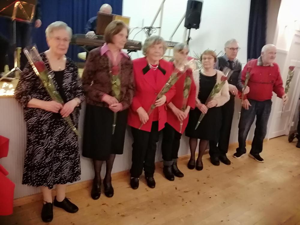 Merikarvian Eläkkeensaajat perinteinen vapunaaton tapahtuma käynti vakaumuksesnsa puolesta kaatuneiden muistomerkillä.