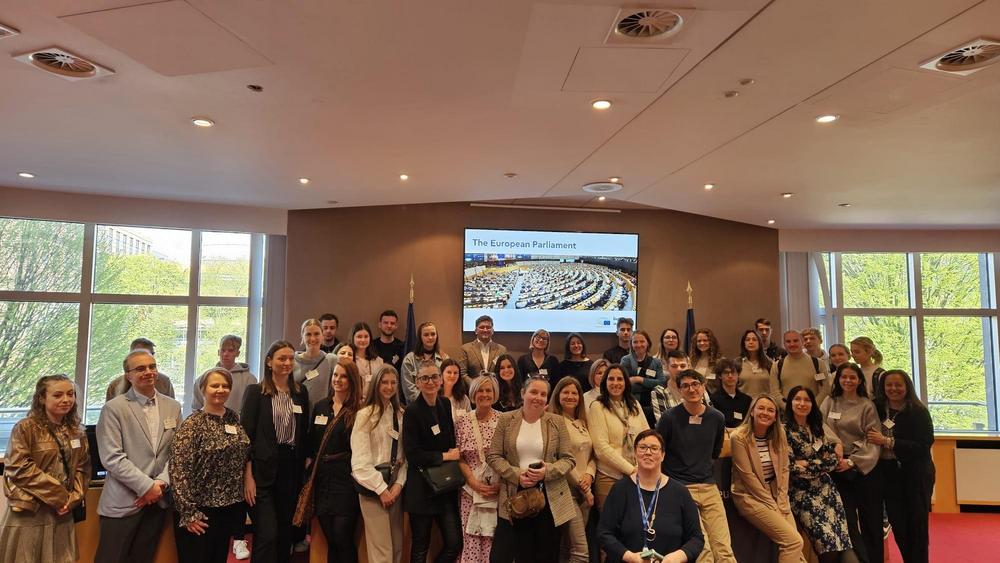 Kuvituskuva: Opintoretken osallistujat Euroopan Parlamentissa