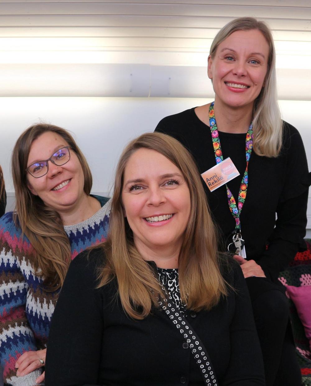 Heidi Kokko, Noora Widing ja Anni Rekilä hymyilee Kalle-vertaistilassa. 
