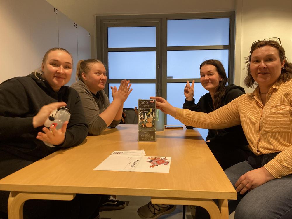 Sukupolvet sarjan voittaja Palajengi. Kuvassa joukkue esittelee palkintoaan.