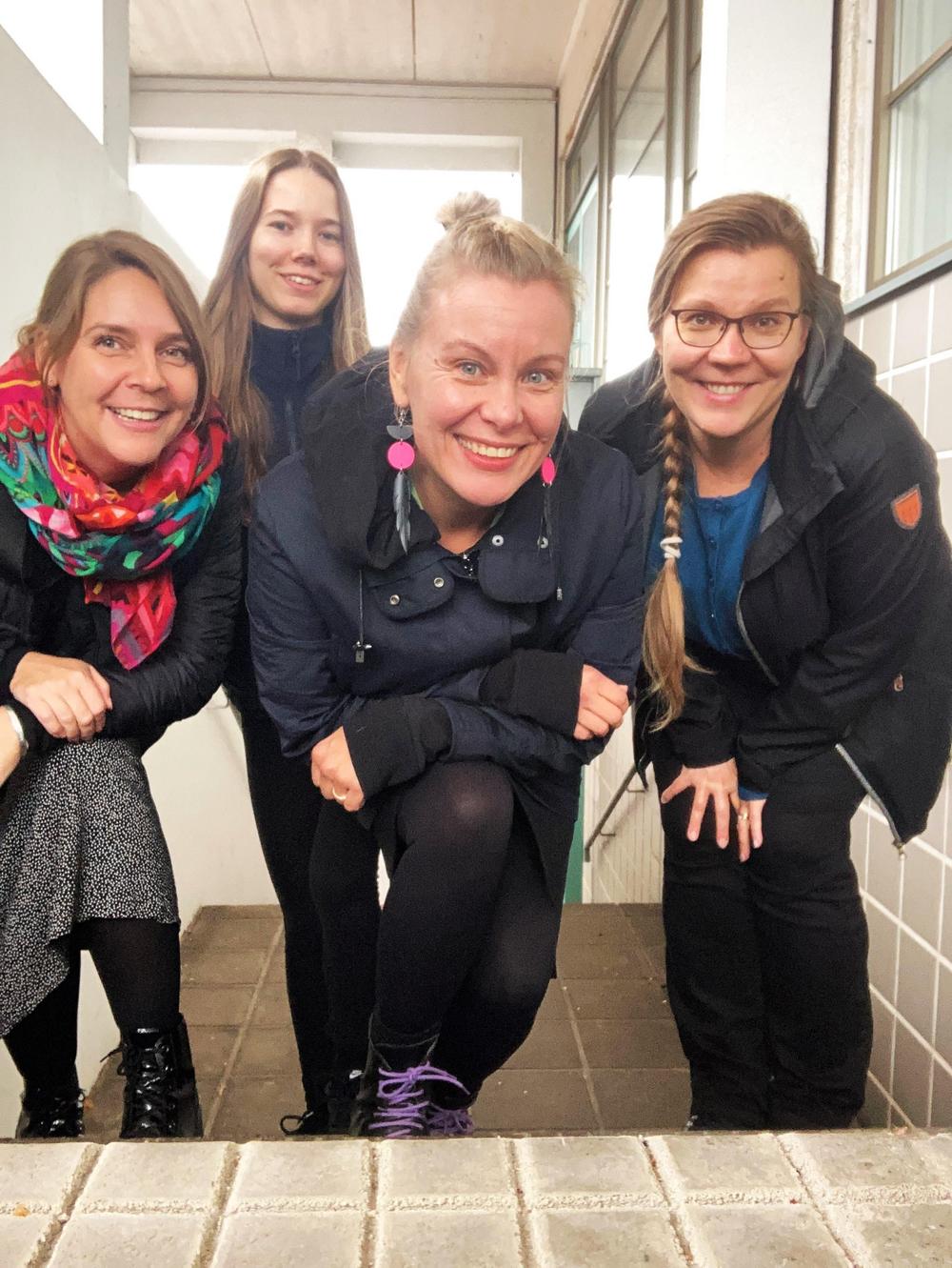 Noora Widing, Venla Makelä, Anni Rekilä ja Heidi Kokko hymyilee Hämeenkadun portaissa. 