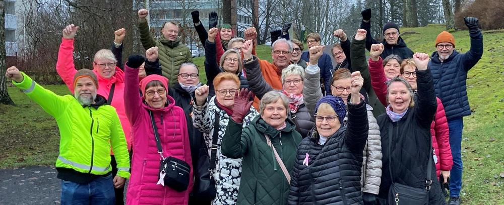 Kuvassa Onnensillan vapaaehtoisia supermiesasennossa