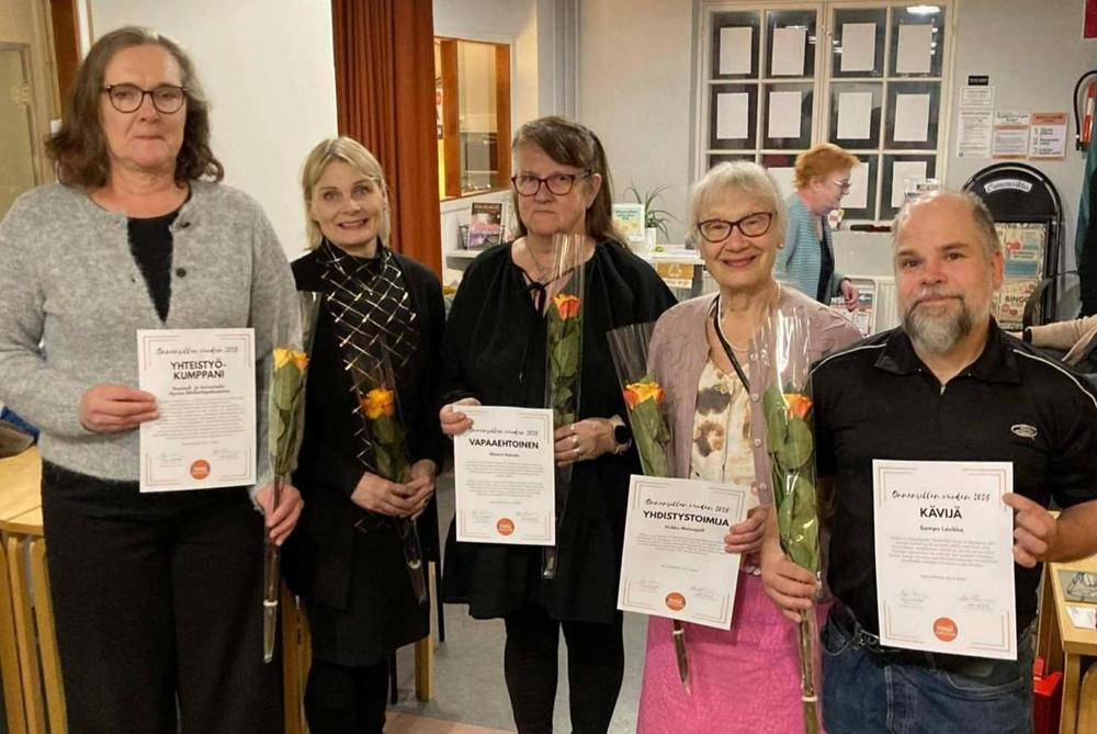 Kuvassa vasemmalta Onnensillan vuoden yhteistyökumppanin palkinnon noutaneet Hyrian Kati Karvonen ja Nina Hyvärinen, vuoden vapaaehtoinen Maarit Hakala, vuoden yhdistystoimija Pirkko Matvejeff ja vuoden kävijä Sampo Lavikka.