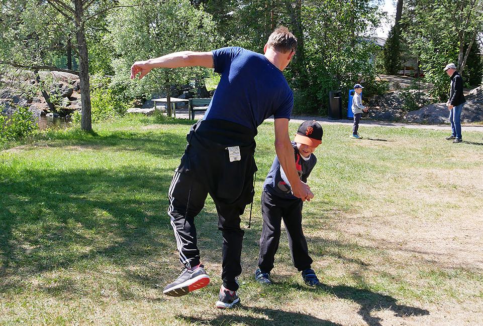 Mieskaveri ja lapsi tasapainottelevat mieskaveripäivillä Vuosaaressa.