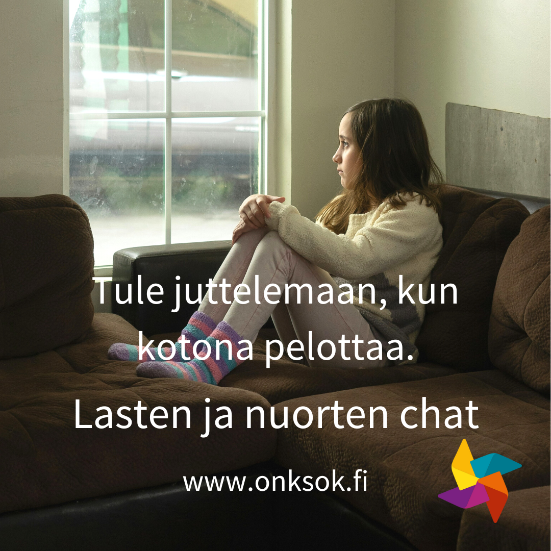 Lapsi istuu sohvalla ulos katsellen. Tekstissä: Tule juttelemaan, kun kotona pelottaa. Lasten ja nuorten. chat www.onksok.fi.