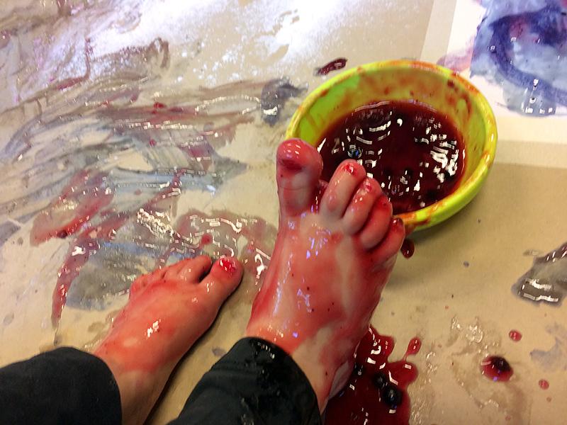 Värikylpy: lapsen jalat punaisessa värissä.